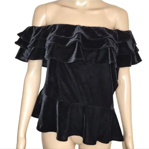 AQUA off the shoulder black velvet top. - Picture 3 of 10